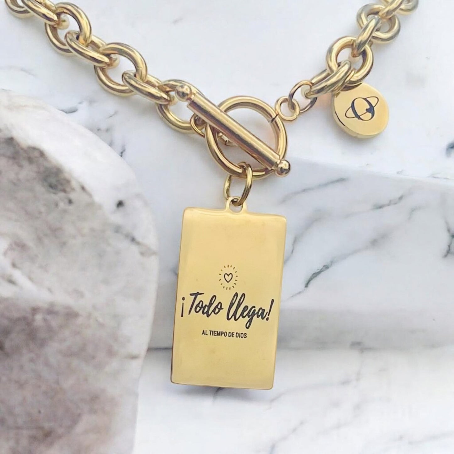 Collar "Todo Llega al Tiempo de Dios"
